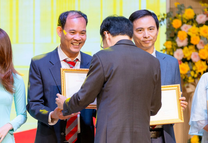 KHOA XÂY DỰNG NHẬN KHEN THƯỞNG NHÂN KỶ NIỆM 20/11/2025 77