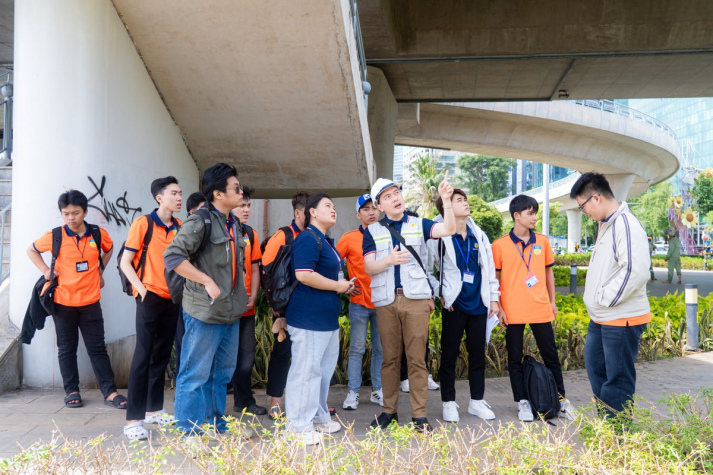 HÀNH TRÌNH KHÁM PHÁ THÀNH PHỐ THÚ VỊ CỦA TÂN SINH VIÊN 2025 40