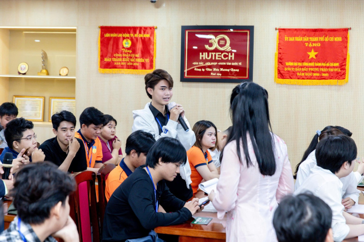 SÔI NỔI CHƯƠNG TRÌNH "UNIVERS TOUR" CÙNG NHỰA TIỀN PHONG 90