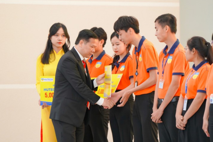 HUTECH trao tặng học bổng Tài năng và Vượt khó với tổng trị giá hơn 3 tỷ đồng 12