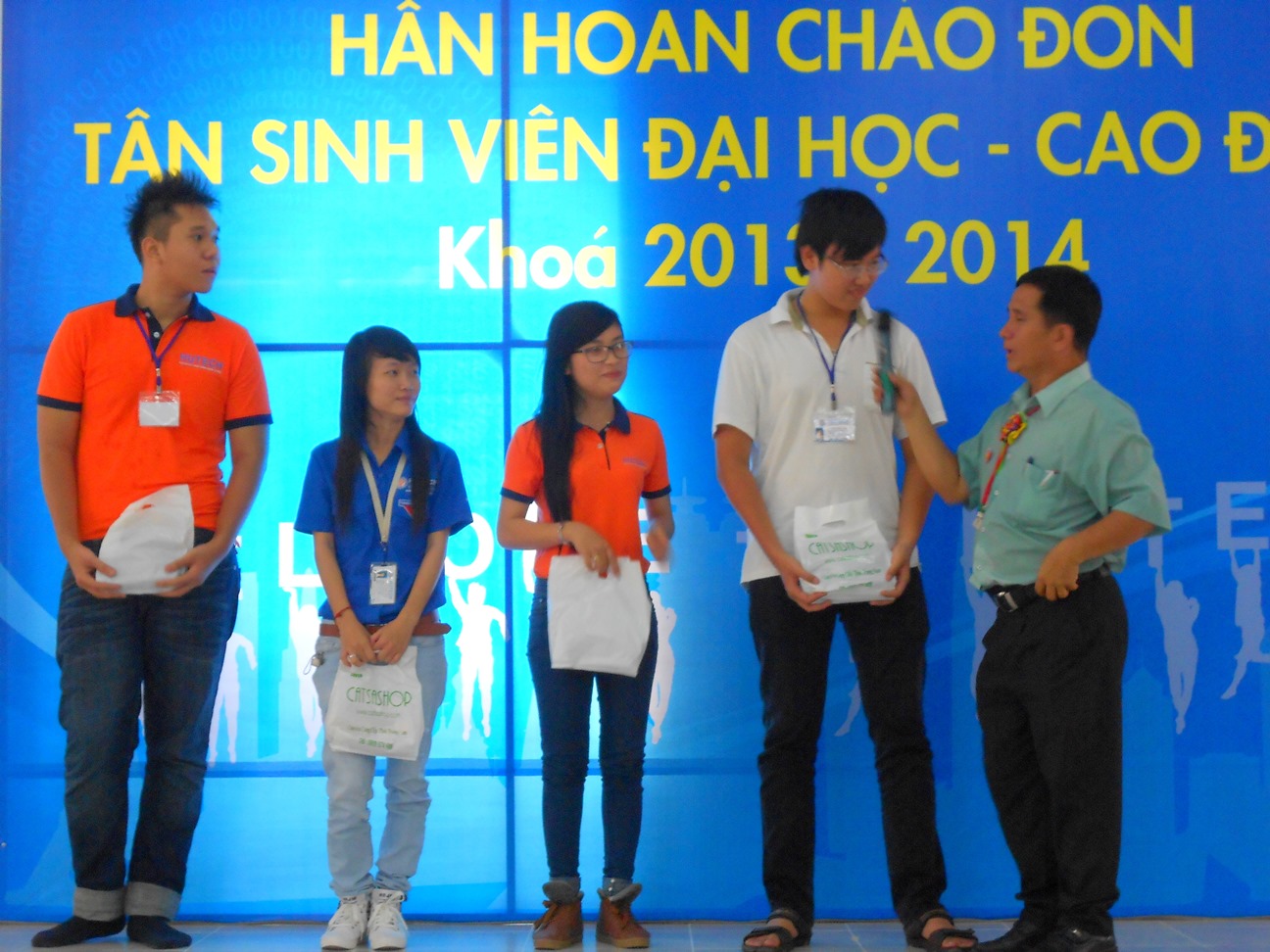 Tân Sinh viên khóa 2013 hào hứng với buổi thực hành các kỹ năng sinh hoạt tập thể 5
