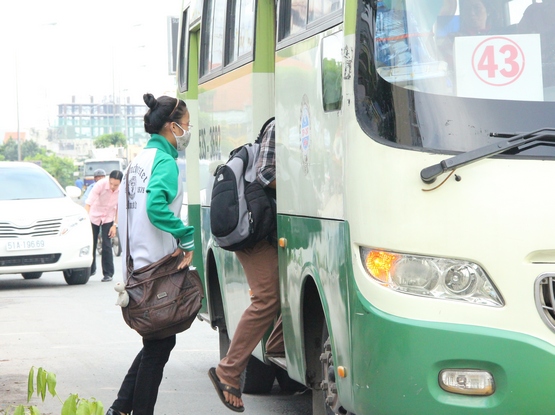 Đeo thẻ Sinh viên và sử dụng xe buýt để đến Trường học tập và sinh hoạt 16