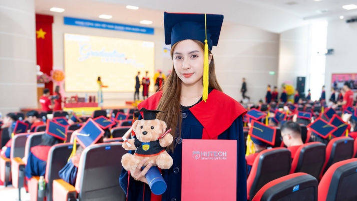 [Video] Over 400 HUTECH Masters and Bachelors of International and Transnational programs excitedly attend their graduation ceremony 11