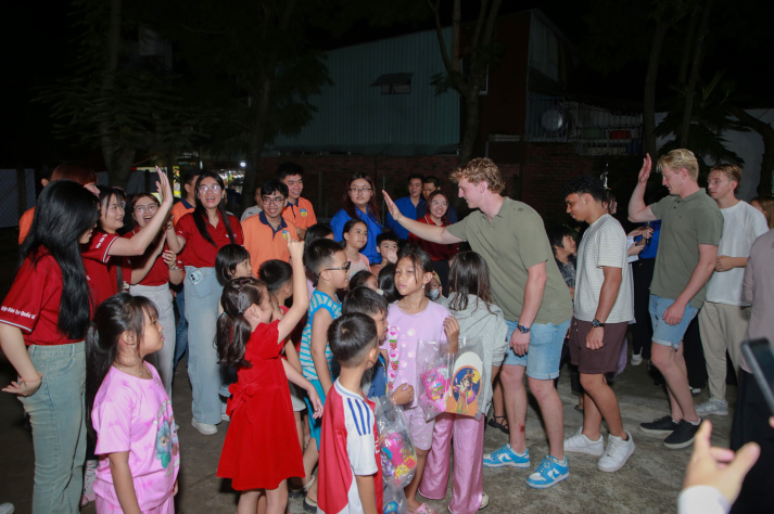 TRUNG THU TRỞ NÊN TRỌN VẸN VÀ HẠNH PHÚC HƠN KHI CÁC EM NHỎ PHƯỜNG AN PHÚ ĐÔNG CÙNG THAM DỰ CHƯƠNG TRÌNH I-HUTECH FULL MOON SMILES 2025 – LIGHT OF LOVE 9