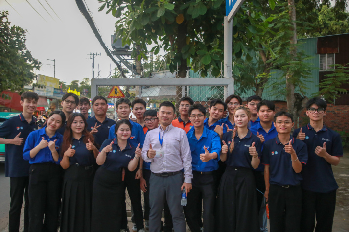 TRUNG THU TRỞ NÊN TRỌN VẸN VÀ HẠNH PHÚC HƠN KHI CÁC EM NHỎ PHƯỜNG AN PHÚ ĐÔNG CÙNG THAM DỰ CHƯƠNG TRÌNH I-HUTECH FULL MOON SMILES 2025 – LIGHT OF LOVE 55