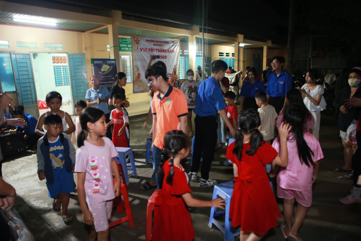 TRUNG THU TRỞ NÊN TRỌN VẸN VÀ HẠNH PHÚC HƠN KHI CÁC EM NHỎ PHƯỜNG AN PHÚ ĐÔNG CÙNG THAM DỰ CHƯƠNG TRÌNH I-HUTECH FULL MOON SMILES 2025 – LIGHT OF LOVE 28