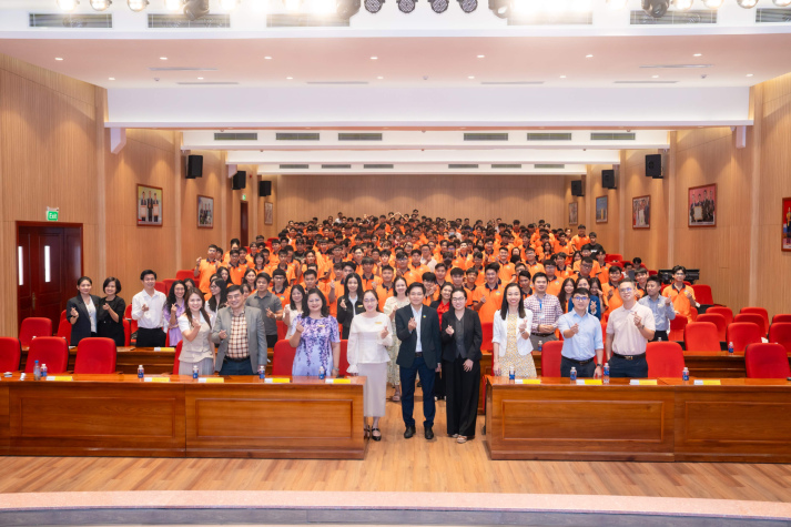 TÂN SINH VIÊN KHÓA 2025 CHÍNH THỨC BƯỚC VÀO HÀNH TRÌNH KHỞI ĐẦU CỦA NHỮNG ƯỚC MƠ 9