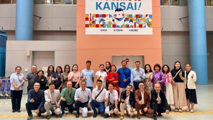Đoàn công tác chụp ảnh lưu niệm tại Đại học Kansai