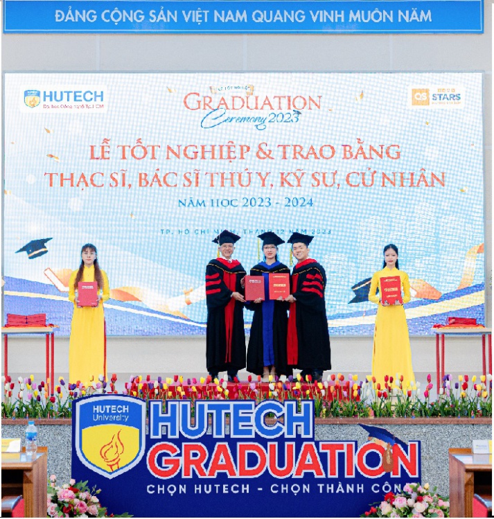 Lễ trao bằng tốt nghiệp tháng 12/2023 tại HUTECH: “Cảm ơn cha mẹ - Người không đứng trên thảm đỏ” 10