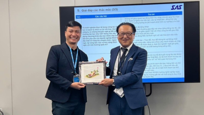 TS. Ngô Minh Hải – Phó Hiệu trưởng UEF trao tặng món quà dành cho đại diện Sanyo Airport Service Co., Ltd.
