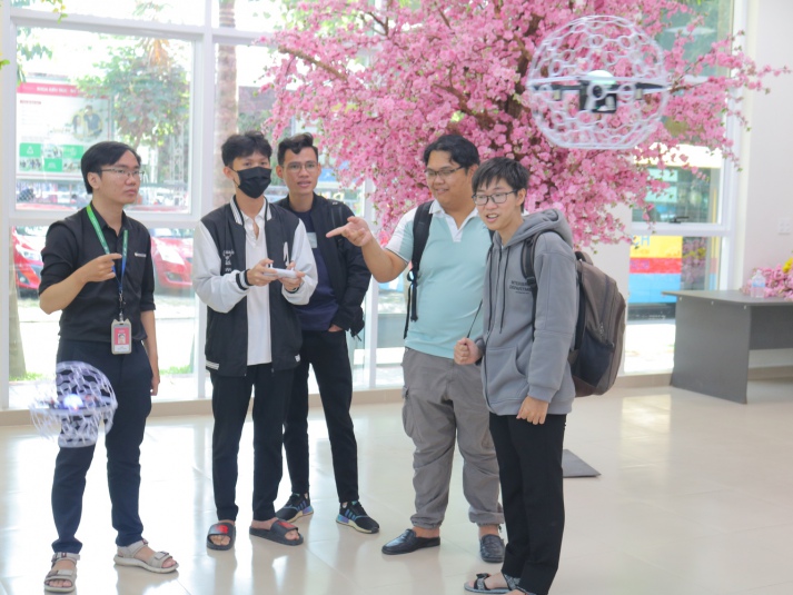 TẬP HUẤN DRONE TẠI KHOA CÔNG NGHỆ THÔNG TIN (HUTECH) 13