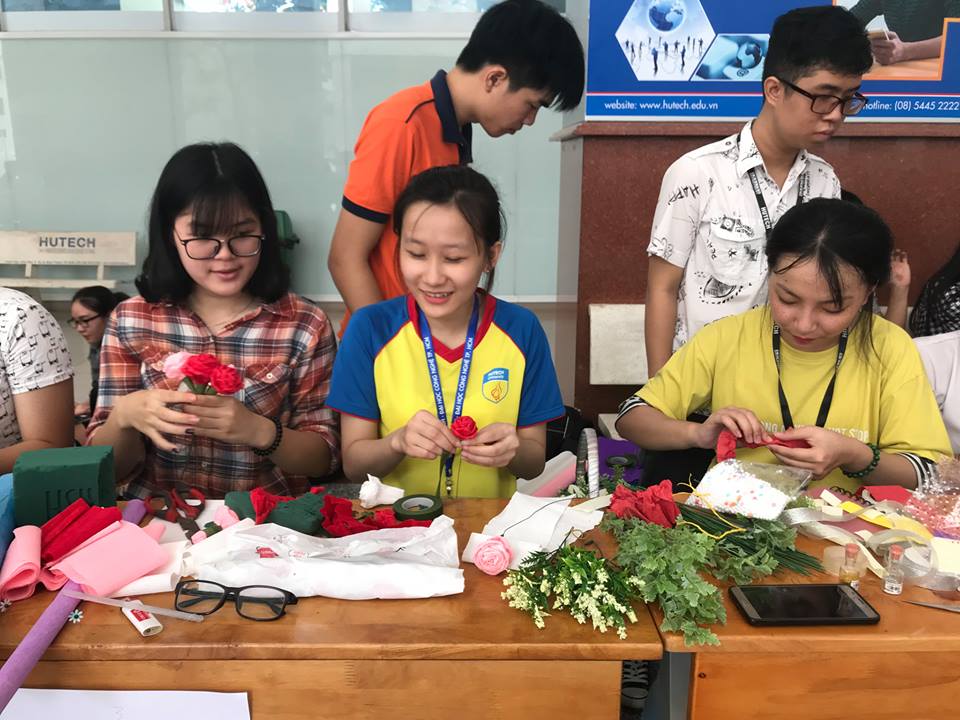 THE CONTEST OF MAKING FLOWERS BY HAND AND DECORATING ART CARDS TO CELEBRATE VIETNAM TEACHERS’ DAY 20-11 10