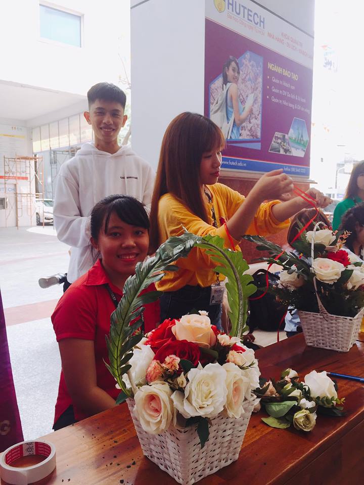 THE CONTEST OF MAKING FLOWERS BY HAND AND DECORATING ART CARDS TO CELEBRATE VIETNAM TEACHERS’ DAY 20-11 30