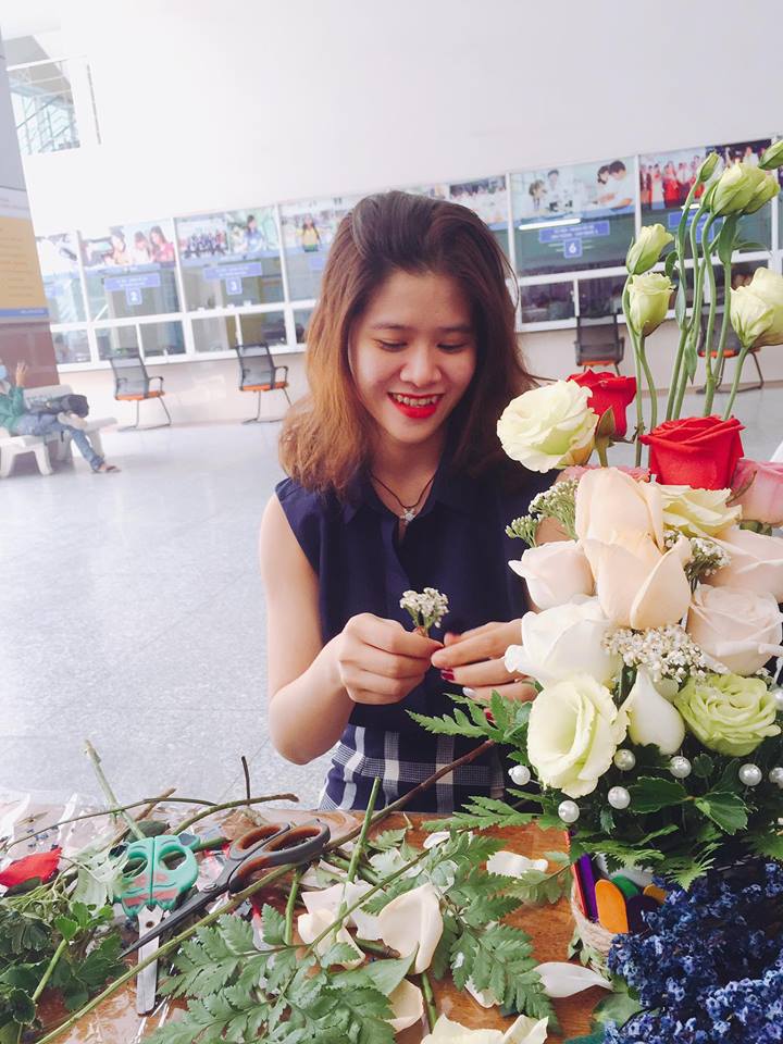 THE CONTEST OF MAKING FLOWERS BY HAND AND DECORATING ART CARDS TO CELEBRATE VIETNAM TEACHERS’ DAY 20-11 21