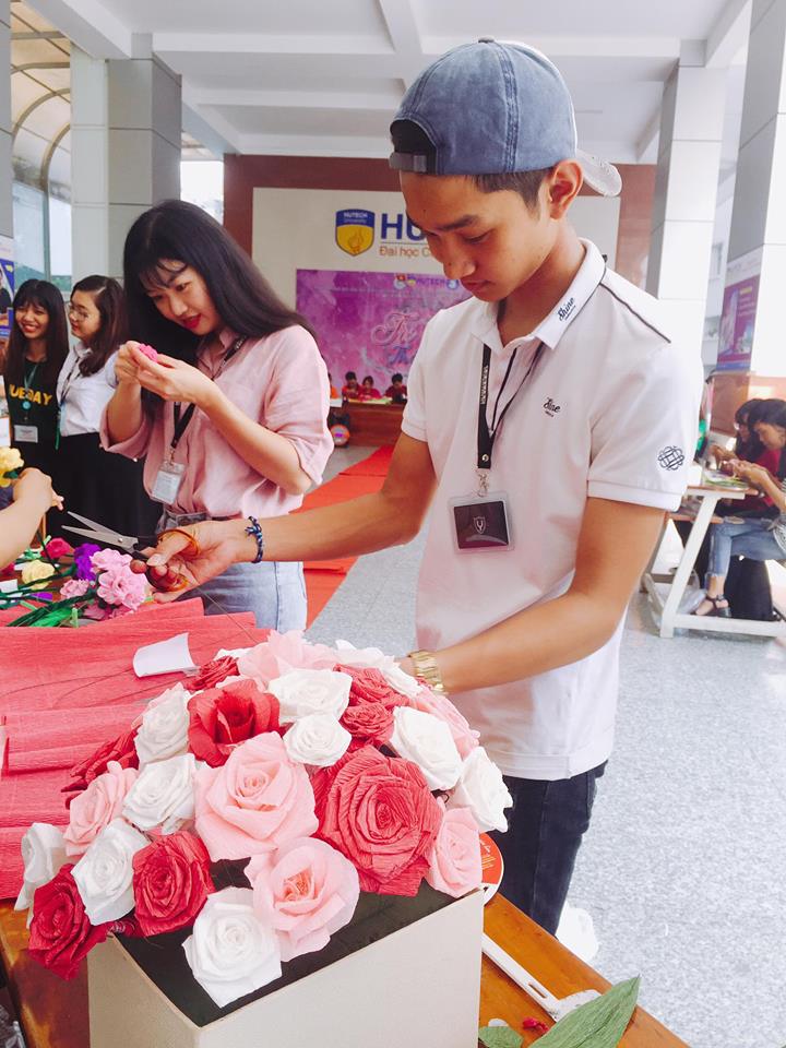 THE CONTEST OF MAKING FLOWERS BY HAND AND DECORATING ART CARDS TO CELEBRATE VIETNAM TEACHERS’ DAY 20-11 35