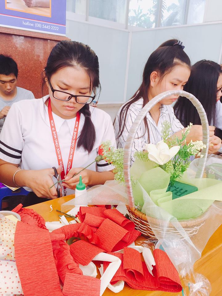 THE CONTEST OF MAKING FLOWERS BY HAND AND DECORATING ART CARDS TO CELEBRATE VIETNAM TEACHERS’ DAY 20-11 19