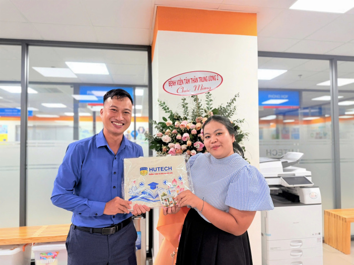 Trao yêu thương, trọn vẹn niềm vui ngày 20/10 đến nữ CB-GV-NV Trường Y và Khoa học sức khoẻ HUTECH 24