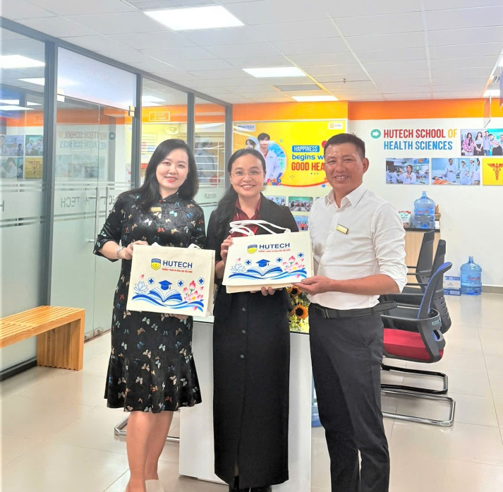 Trao yêu thương, trọn vẹn niềm vui ngày 20/10 đến nữ CB-GV-NV Trường Y và Khoa học sức khoẻ HUTECH 29
