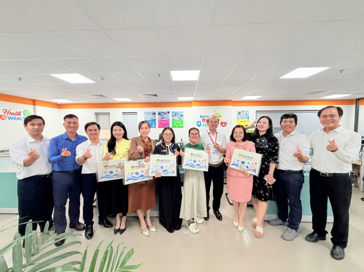 Trao yêu thương, trọn vẹn niềm vui ngày 20/10 đến nữ CB-GV-NV Trường Y và Khoa học sức khoẻ HUTECH 17