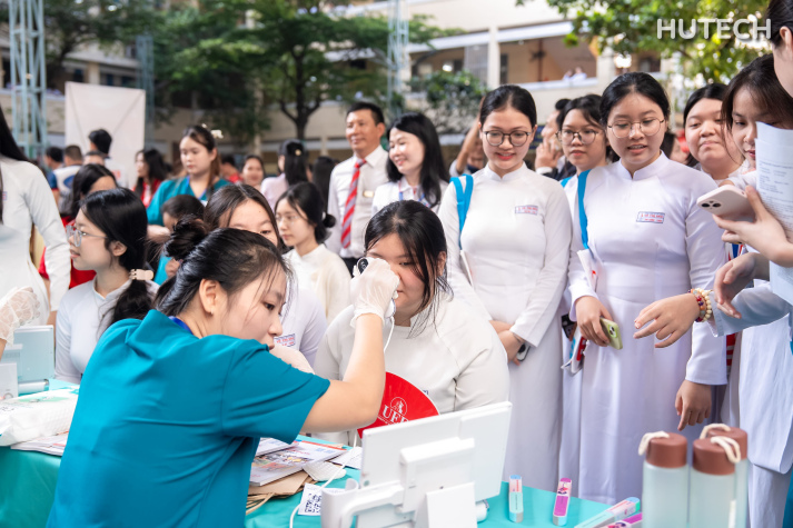 Trường Y và Khoa học sức khỏe đồng hành khởi động hướng nghiệp “Cùng bạn chọn nghề trong kỷ nguyên AI” tại THPT Võ Thị Sáu (TP.HCM) 100