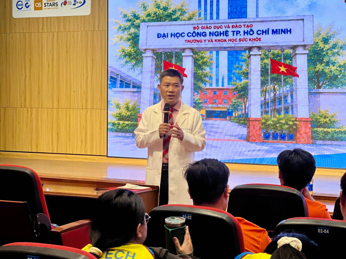 Gặp mặt phụ huynh và tân sinh viên ngành Điều dưỡng, Kỹ thuật xét nghiệm y học khóa 2026: Lắng nghe, kết nối và gửi gắm niềm tin 5