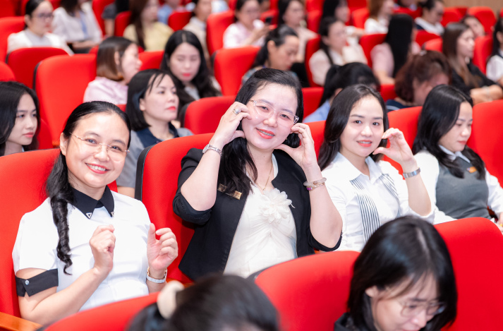 Trao yêu thương, trọn vẹn niềm vui ngày 20/10 đến nữ CB-GV-NV Trường Y và Khoa học sức khoẻ HUTECH 62