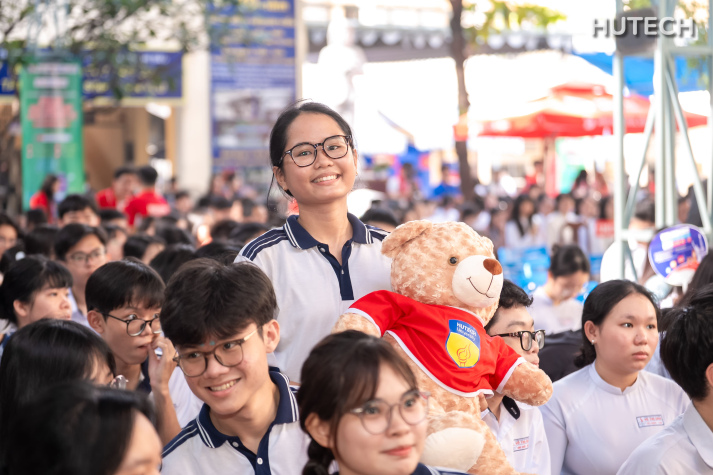 Trường Y và Khoa học sức khỏe đồng hành khởi động hướng nghiệp “Cùng bạn chọn nghề trong kỷ nguyên AI” tại THPT Võ Thị Sáu (TP.HCM) 77
