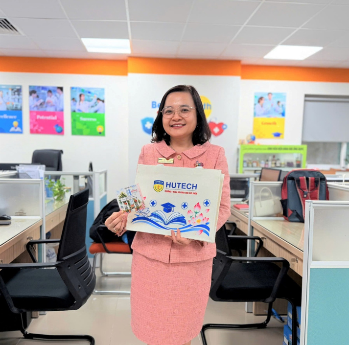 Trao yêu thương, trọn vẹn niềm vui ngày 20/10 đến nữ CB-GV-NV Trường Y và Khoa học sức khoẻ HUTECH 27