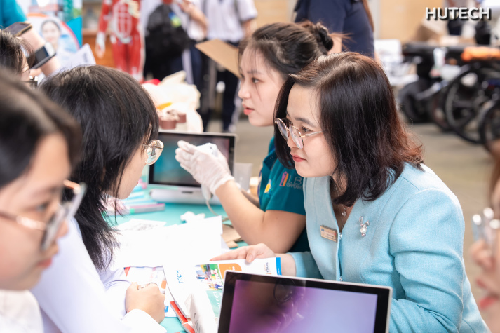 Trường Y và Khoa học sức khỏe đồng hành khởi động hướng nghiệp “Cùng bạn chọn nghề trong kỷ nguyên AI” tại THPT Võ Thị Sáu (TP.HCM) 90