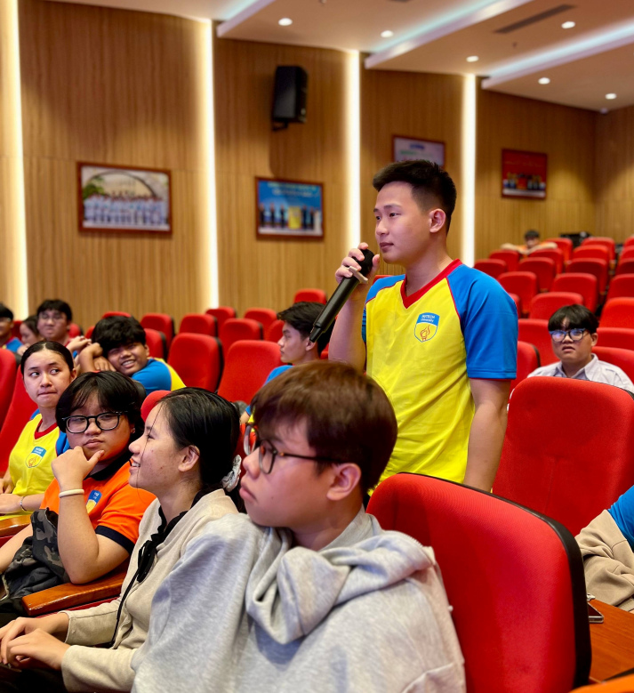 Gặp mặt phụ huynh và tân sinh viên ngành Điều dưỡng, Kỹ thuật xét nghiệm y học khóa 2026: Lắng nghe, kết nối và gửi gắm niềm tin 63