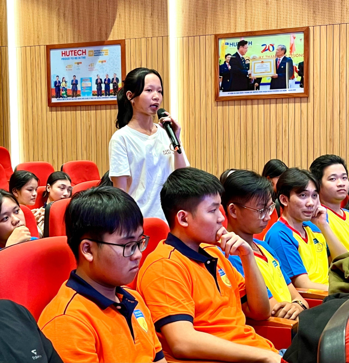 Gặp mặt phụ huynh và tân sinh viên ngành Điều dưỡng, Kỹ thuật xét nghiệm y học khóa 2026: Lắng nghe, kết nối và gửi gắm niềm tin 61