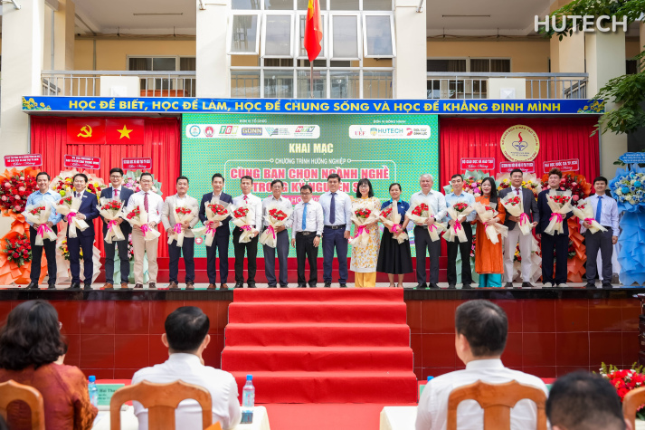 Trường Y và Khoa học sức khỏe đồng hành khởi động hướng nghiệp “Cùng bạn chọn nghề trong kỷ nguyên AI” tại THPT Võ Thị Sáu (TP.HCM) 12