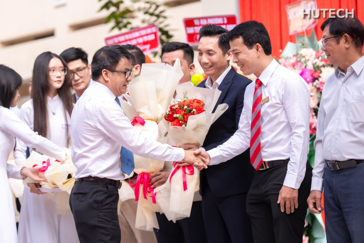 Trường Y và Khoa học sức khỏe đồng hành khởi động hướng nghiệp “Cùng bạn chọn nghề trong kỷ nguyên AI” tại THPT Võ Thị Sáu (TP.HCM) 51
