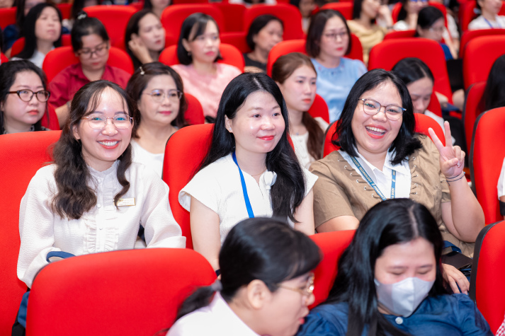Trao yêu thương, trọn vẹn niềm vui ngày 20/10 đến nữ CB-GV-NV Trường Y và Khoa học sức khoẻ HUTECH 65
