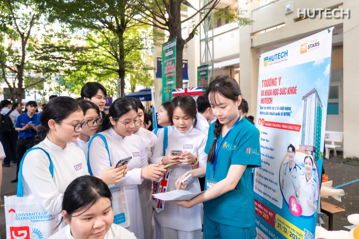 Trường Y và Khoa học sức khỏe đồng hành khởi động hướng nghiệp “Cùng bạn chọn nghề trong kỷ nguyên AI” tại THPT Võ Thị Sáu (TP.HCM) 102
