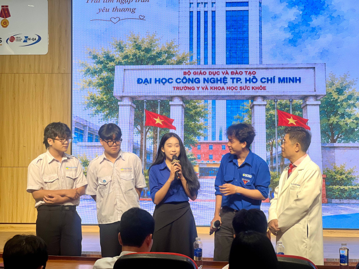 Gặp mặt phụ huynh và tân sinh viên ngành Điều dưỡng, Kỹ thuật xét nghiệm y học khóa 2026: Lắng nghe, kết nối và gửi gắm niềm tin 39