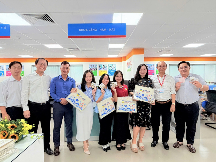 Trao yêu thương, trọn vẹn niềm vui ngày 20/10 đến nữ CB-GV-NV Trường Y và Khoa học sức khoẻ HUTECH 22