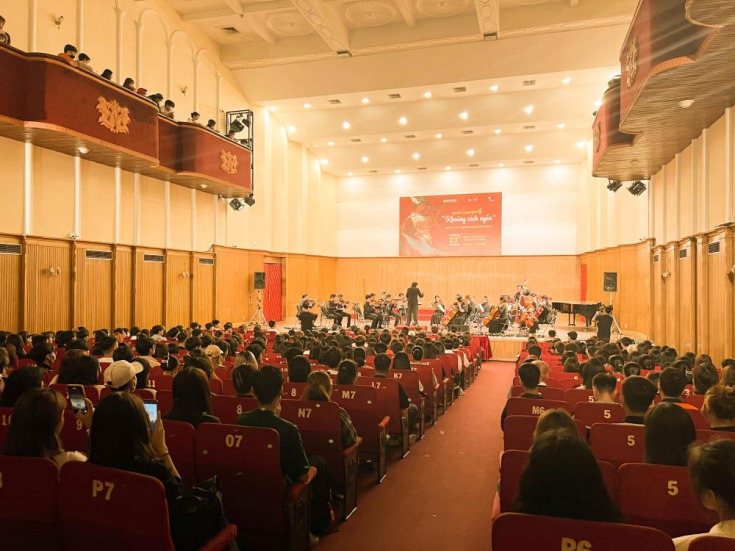 Sinh viên Khoa Truyền thông và Thiết kế hòa mình vào không gian hòa nhạc “xịn sò”  mang tên “Khoảng cách ngắn Vol.4” 104