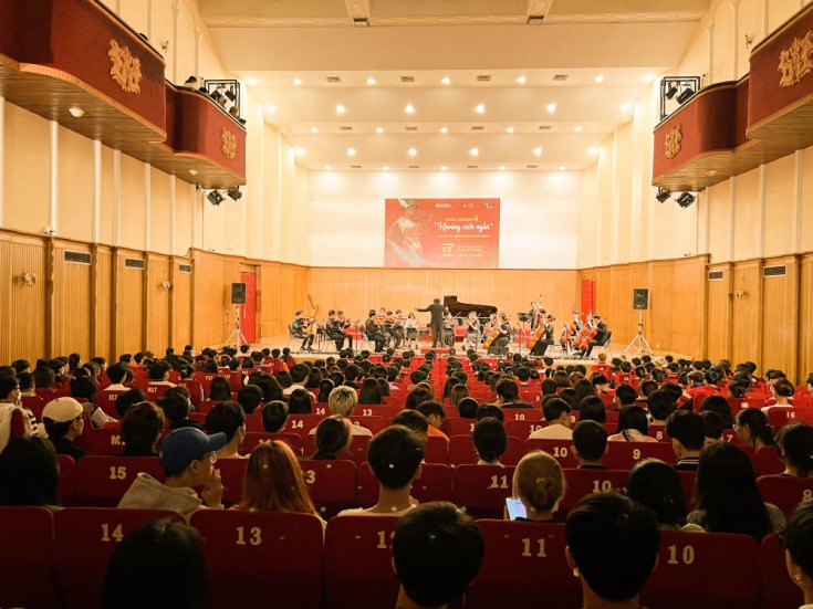 Sinh viên Khoa Truyền thông và Thiết kế hòa mình vào không gian hòa nhạc “xịn sò”  mang tên “Khoảng cách ngắn Vol.4” 107