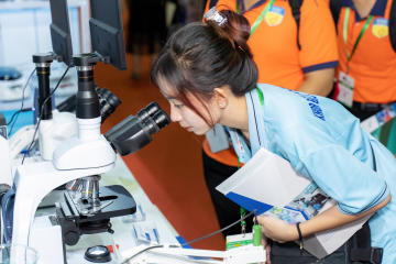 Cựu sinh viên Hồ Thị Cẩm Thi: Bản lĩnh vươn mình từ áp lực hoàn cảnh 57