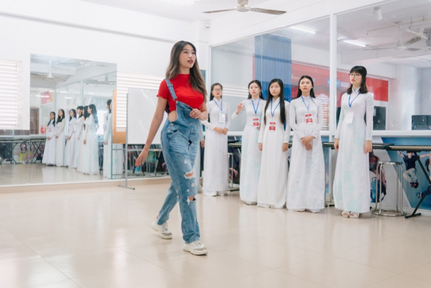 Chế Nguyễn Quỳnh Châu miệt mài cùng thí sinh TOP 20 Áo dài nữ sinh 2018 tại HUTECH 11