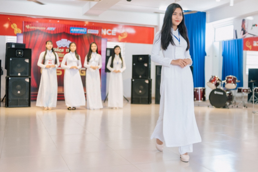 Chế Nguyễn Quỳnh Châu miệt mài cùng thí sinh TOP 20 Áo dài nữ sinh 2018 tại HUTECH 53