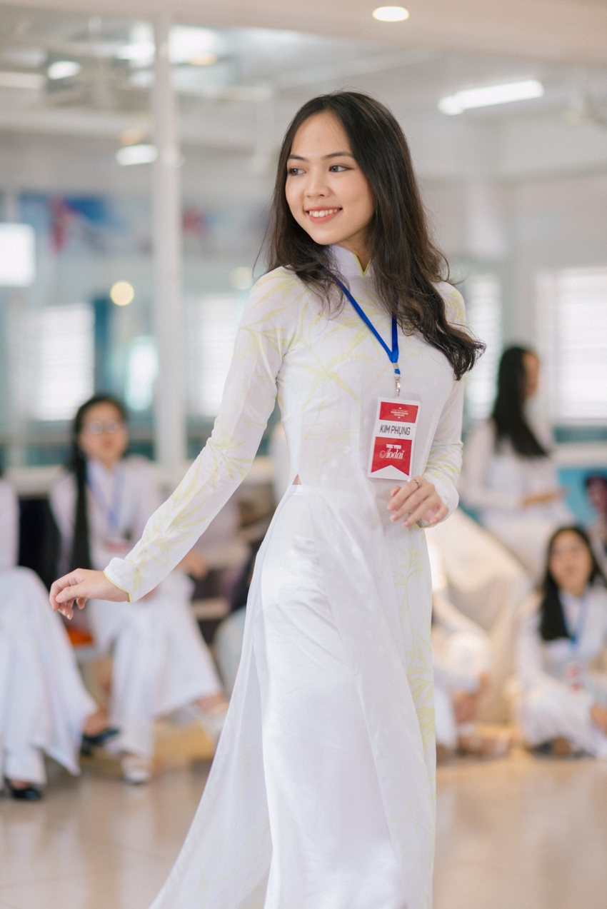 Chế Nguyễn Quỳnh Châu miệt mài cùng thí sinh TOP 20 Áo dài nữ sinh 2018 tại HUTECH 55