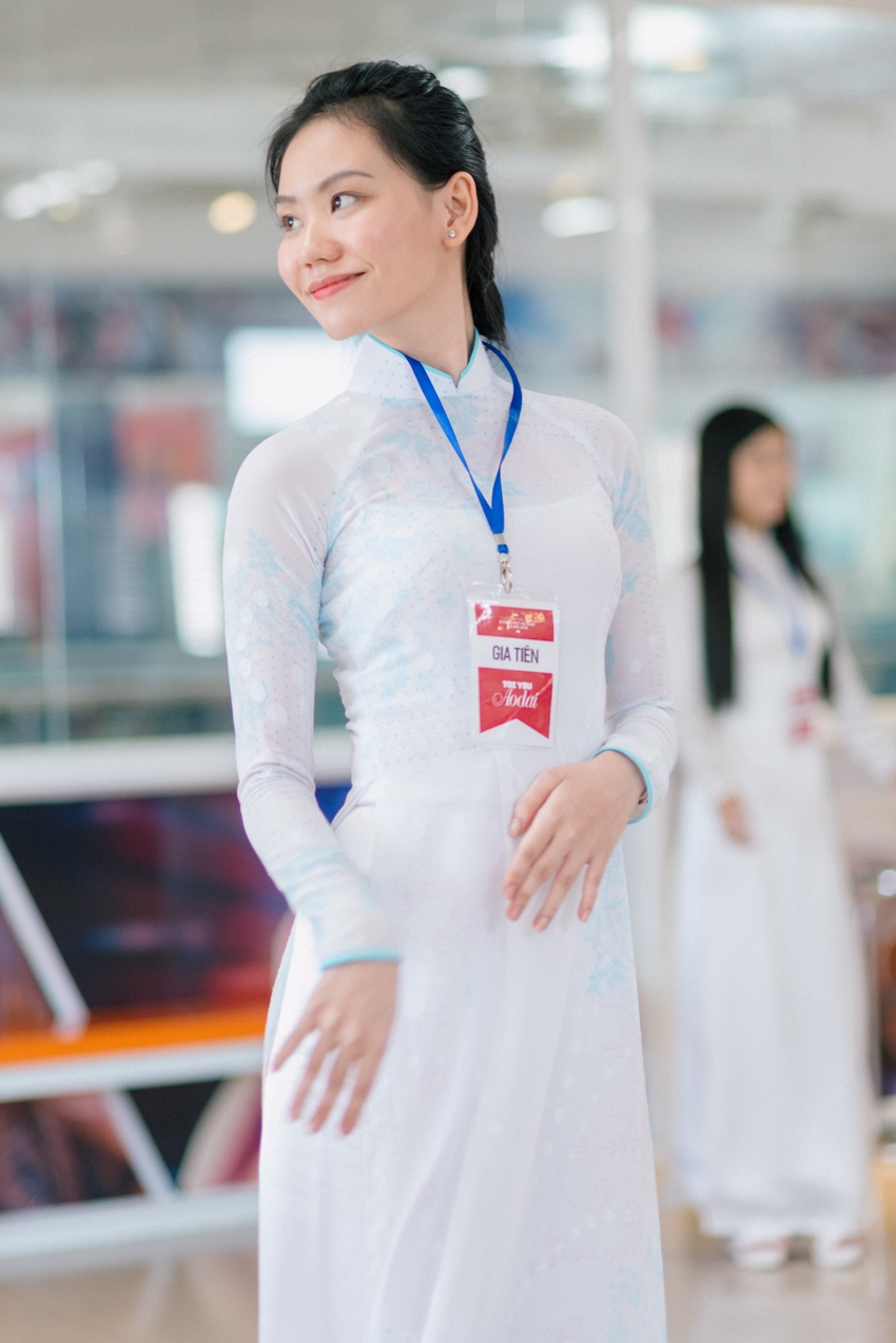 Chế Nguyễn Quỳnh Châu miệt mài cùng thí sinh TOP 20 Áo dài nữ sinh 2018 tại HUTECH 56