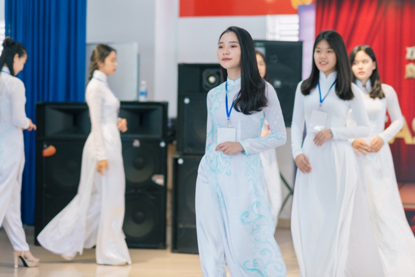Chế Nguyễn Quỳnh Châu miệt mài cùng thí sinh TOP 20 Áo dài nữ sinh 2018 tại HUTECH 57