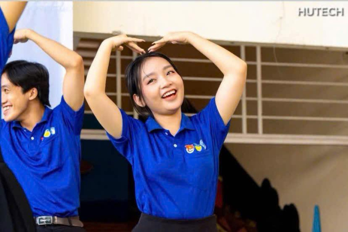Đội hình Văn nghệ Xung kích HUTECH – Mang âm nhạc lan tỏa tinh thần Mùa hè xanh 2025 18