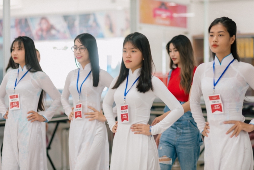 Chế Nguyễn Quỳnh Châu miệt mài cùng thí sinh TOP 20 Áo dài nữ sinh 2018 tại HUTECH 29
