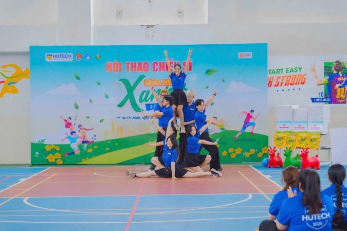 Đội hình Văn nghệ Xung kích HUTECH – Mang âm nhạc lan tỏa tinh thần Mùa hè xanh 2025 20