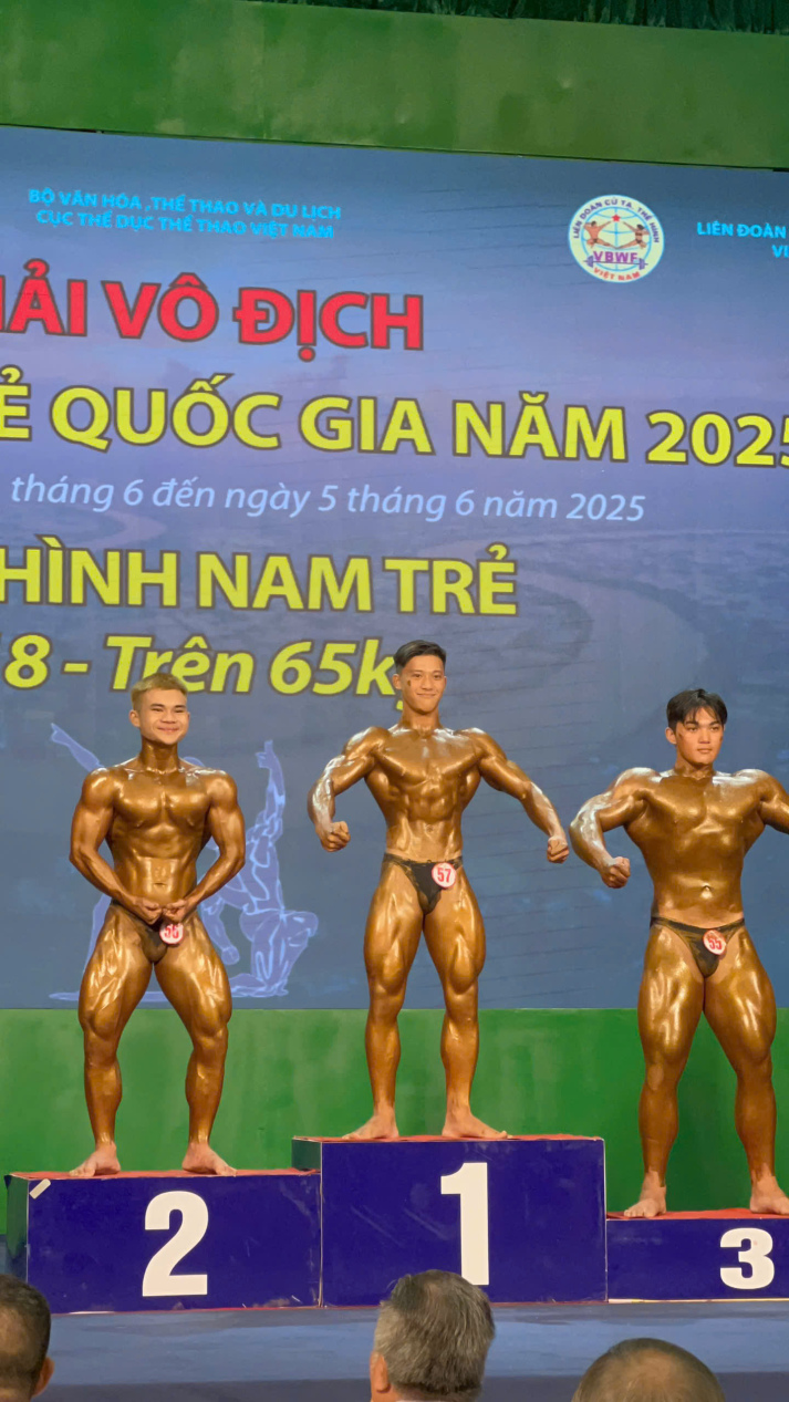 Sinh viên Viện Văn hoá – Nghệ thuật – Thể thao xuất sắc giành Huy Chương Bạc tại Giải Vô địch Thể hình trẻ Quốc gia 2025 30