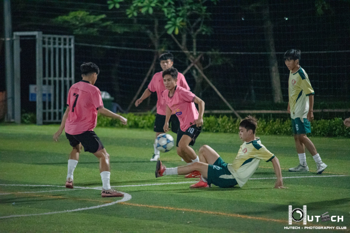 Sinh viên Viện Văn hoá - Nghệ thuật - Thể thao lọt vào Tứ kết Giải bóng đá Sinh viên HUTECH 2025 17